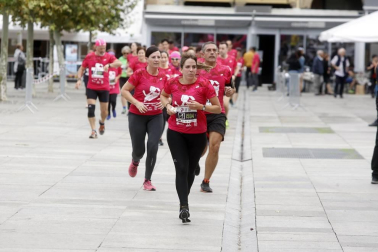 El centro de Pamplona ha sido el escenario de la VI Carrera Solidaria Navarra por ANFAS que impulsa cada año Laboral Kutxa y que en esta edición ha recaudado entre 15.000 y 16.000 euros.