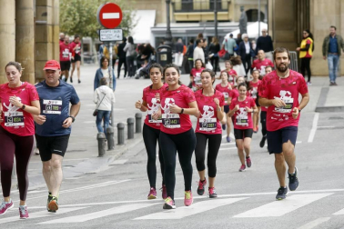 El centro de Pamplona ha sido el escenario de la VI Carrera Solidaria Navarra por ANFAS que impulsa cada año Laboral Kutxa y que en esta edición ha recaudado entre 15.000 y 16.000 euros.