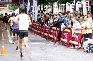 El centro de Pamplona ha sido el escenario de la VI Carrera Solidaria Navarra por ANFAS que impulsa cada año Laboral Kutxa y que en esta edición ha recaudado entre 15.000 y 16.000 euros.