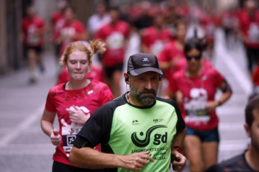 El centro de Pamplona ha sido el escenario de la VI Carrera Solidaria Navarra por ANFAS que impulsa cada año Laboral Kutxa y que en esta edición ha recaudado entre 15.000 y 16.000 euros.