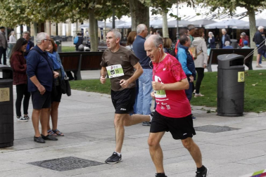 El centro de Pamplona ha sido el escenario de la VI Carrera Solidaria Navarra por ANFAS que impulsa cada año Laboral Kutxa y que en esta edición ha recaudado entre 15.000 y 16.000 euros.
