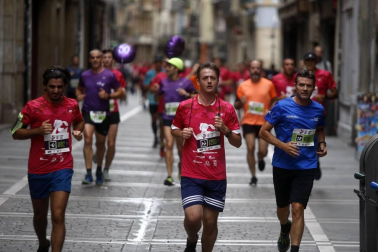 El centro de Pamplona ha sido el escenario de la VI Carrera Solidaria Navarra por ANFAS que impulsa cada año Laboral Kutxa y que en esta edición ha recaudado entre 15.000 y 16.000 euros.