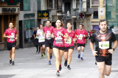 El centro de Pamplona ha sido el escenario de la VI Carrera Solidaria Navarra por ANFAS que impulsa cada año Laboral Kutxa y que en esta edición ha recaudado entre 15.000 y 16.000 euros.