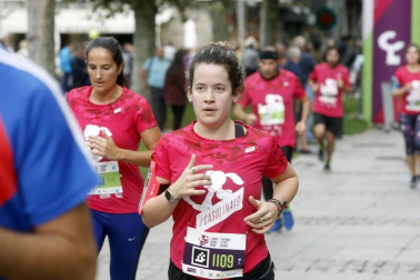 El centro de Pamplona ha sido el escenario de la VI Carrera Solidaria Navarra por ANFAS que impulsa cada año Laboral Kutxa y que en esta edición ha recaudado entre 15.000 y 16.000 euros.