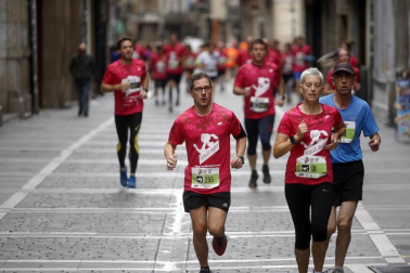 El centro de Pamplona ha sido el escenario de la VI Carrera Solidaria Navarra por ANFAS que impulsa cada año Laboral Kutxa y que en esta edición ha recaudado entre 15.000 y 16.000 euros.