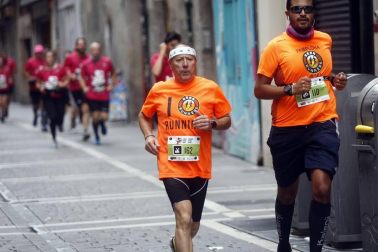 El centro de Pamplona ha sido el escenario de la VI Carrera Solidaria Navarra por ANFAS que impulsa cada año Laboral Kutxa y que en esta edición ha recaudado entre 15.000 y 16.000 euros.