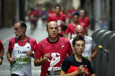 El centro de Pamplona ha sido el escenario de la VI Carrera Solidaria Navarra por ANFAS que impulsa cada año Laboral Kutxa y que en esta edición ha recaudado entre 15.000 y 16.000 euros.