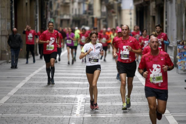 El centro de Pamplona ha sido el escenario de la VI Carrera Solidaria Navarra por ANFAS que impulsa cada año Laboral Kutxa y que en esta edición ha recaudado entre 15.000 y 16.000 euros.