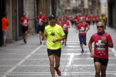 El centro de Pamplona ha sido el escenario de la VI Carrera Solidaria Navarra por ANFAS que impulsa cada año Laboral Kutxa y que en esta edición ha recaudado entre 15.000 y 16.000 euros.
