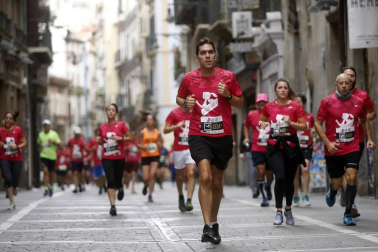 El centro de Pamplona ha sido el escenario de la VI Carrera Solidaria Navarra por ANFAS que impulsa cada año Laboral Kutxa y que en esta edición ha recaudado entre 15.000 y 16.000 euros.
