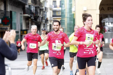 El centro de Pamplona ha sido el escenario de la VI Carrera Solidaria Navarra por ANFAS que impulsa cada año Laboral Kutxa y que en esta edición ha recaudado entre 15.000 y 16.000 euros.