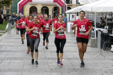 El centro de Pamplona ha sido el escenario de la VI Carrera Solidaria Navarra por ANFAS que impulsa cada año Laboral Kutxa y que en esta edición ha recaudado entre 15.000 y 16.000 euros.
