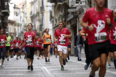 El centro de Pamplona ha sido el escenario de la VI Carrera Solidaria Navarra por ANFAS que impulsa cada año Laboral Kutxa y que en esta edición ha recaudado entre 15.000 y 16.000 euros.