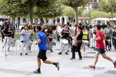 El centro de Pamplona ha sido el escenario de la VI Carrera Solidaria Navarra por ANFAS que impulsa cada año Laboral Kutxa y que en esta edición ha recaudado entre 15.000 y 16.000 euros.