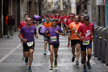El centro de Pamplona ha sido el escenario de la VI Carrera Solidaria Navarra por ANFAS que impulsa cada año Laboral Kutxa y que en esta edición ha recaudado entre 15.000 y 16.000 euros.