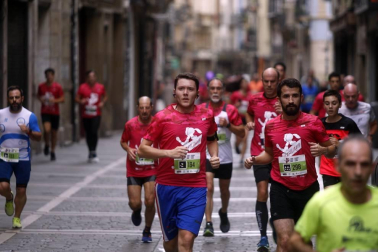 El centro de Pamplona ha sido el escenario de la VI Carrera Solidaria Navarra por ANFAS que impulsa cada año Laboral Kutxa y que en esta edición ha recaudado entre 15.000 y 16.000 euros.