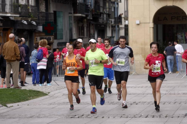El centro de Pamplona ha sido el escenario de la VI Carrera Solidaria Navarra por ANFAS que impulsa cada año Laboral Kutxa y que en esta edición ha recaudado entre 15.000 y 16.000 euros.