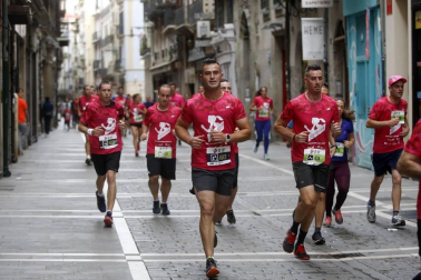 El centro de Pamplona ha sido el escenario de la VI Carrera Solidaria Navarra por ANFAS que impulsa cada año Laboral Kutxa y que en esta edición ha recaudado entre 15.000 y 16.000 euros.