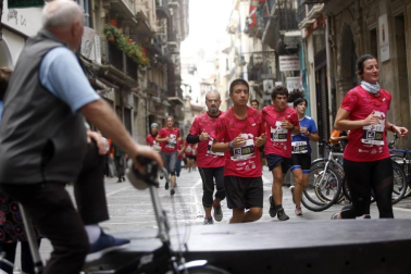 El centro de Pamplona ha sido el escenario de la VI Carrera Solidaria Navarra por ANFAS que impulsa cada año Laboral Kutxa y que en esta edición ha recaudado entre 15.000 y 16.000 euros.
