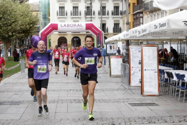 El centro de Pamplona ha sido el escenario de la VI Carrera Solidaria Navarra por ANFAS que impulsa cada año Laboral Kutxa y que en esta edición ha recaudado entre 15.000 y 16.000 euros.