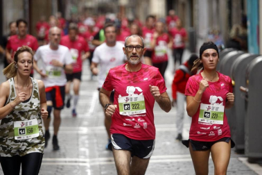 El centro de Pamplona ha sido el escenario de la VI Carrera Solidaria Navarra por ANFAS que impulsa cada año Laboral Kutxa y que en esta edición ha recaudado entre 15.000 y 16.000 euros.