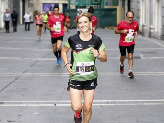 El centro de Pamplona ha sido el escenario de la VI Carrera Solidaria Navarra por ANFAS que impulsa cada año Laboral Kutxa y que en esta edición ha recaudado entre 15.000 y 16.000 euros.
