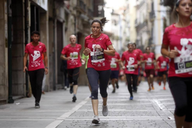 El centro de Pamplona ha sido el escenario de la VI Carrera Solidaria Navarra por ANFAS que impulsa cada año Laboral Kutxa y que en esta edición ha recaudado entre 15.000 y 16.000 euros.
