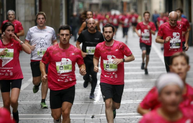 El centro de Pamplona ha sido el escenario de la VI Carrera Solidaria Navarra por ANFAS que impulsa cada año Laboral Kutxa y que en esta edición ha recaudado entre 15.000 y 16.000 euros.
