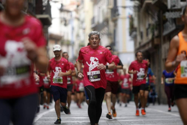 El centro de Pamplona ha sido el escenario de la VI Carrera Solidaria Navarra por ANFAS que impulsa cada año Laboral Kutxa y que en esta edición ha recaudado entre 15.000 y 16.000 euros.