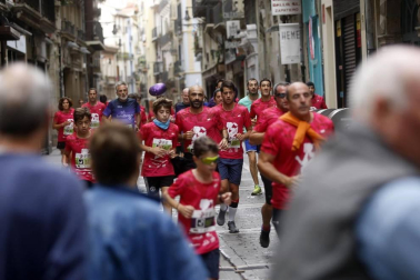 El centro de Pamplona ha sido el escenario de la VI Carrera Solidaria Navarra por ANFAS que impulsa cada año Laboral Kutxa y que en esta edición ha recaudado entre 15.000 y 16.000 euros.
