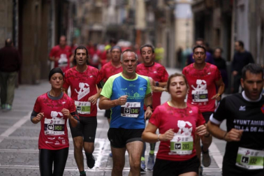 El centro de Pamplona ha sido el escenario de la VI Carrera Solidaria Navarra por ANFAS que impulsa cada año Laboral Kutxa y que en esta edición ha recaudado entre 15.000 y 16.000 euros.