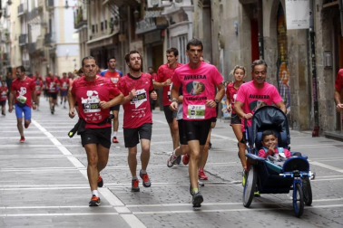 El centro de Pamplona ha sido el escenario de la VI Carrera Solidaria Navarra por ANFAS que impulsa cada año Laboral Kutxa y que en esta edición ha recaudado entre 15.000 y 16.000 euros.