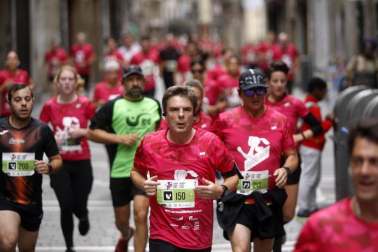 El centro de Pamplona ha sido el escenario de la VI Carrera Solidaria Navarra por ANFAS que impulsa cada año Laboral Kutxa y que en esta edición ha recaudado entre 15.000 y 16.000 euros.