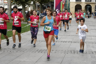 El centro de Pamplona ha sido el escenario de la VI Carrera Solidaria Navarra por ANFAS que impulsa cada año Laboral Kutxa y que en esta edición ha recaudado entre 15.000 y 16.000 euros.