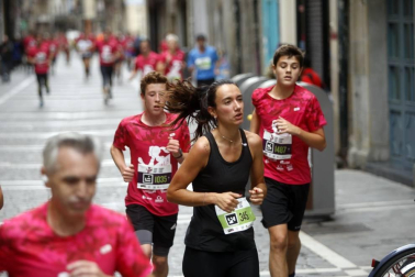 El centro de Pamplona ha sido el escenario de la VI Carrera Solidaria Navarra por ANFAS que impulsa cada año Laboral Kutxa y que en esta edición ha recaudado entre 15.000 y 16.000 euros.