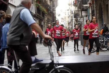 El centro de Pamplona ha sido el escenario de la VI Carrera Solidaria Navarra por ANFAS que impulsa cada año Laboral Kutxa y que en esta edición ha recaudado entre 15.000 y 16.000 euros.