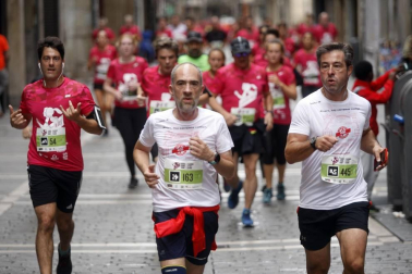 El centro de Pamplona ha sido el escenario de la VI Carrera Solidaria Navarra por ANFAS que impulsa cada año Laboral Kutxa y que en esta edición ha recaudado entre 15.000 y 16.000 euros.