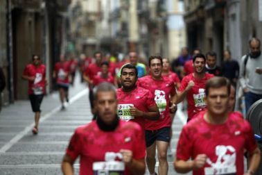 El centro de Pamplona ha sido el escenario de la VI Carrera Solidaria Navarra por ANFAS que impulsa cada año Laboral Kutxa y que en esta edición ha recaudado entre 15.000 y 16.000 euros.
