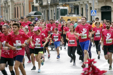 El centro de Pamplona ha sido el escenario de la VI Carrera Solidaria Navarra por ANFAS que impulsa cada año Laboral Kutxa y que en esta edición ha recaudado entre 15.000 y 16.000 euros.