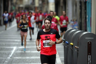 El centro de Pamplona ha sido el escenario de la VI Carrera Solidaria Navarra por ANFAS que impulsa cada año Laboral Kutxa y que en esta edición ha recaudado entre 15.000 y 16.000 euros.