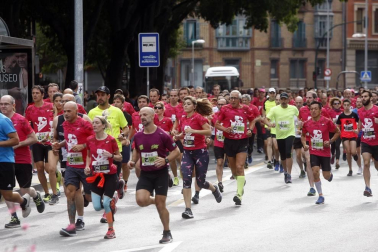 El centro de Pamplona ha sido el escenario de la VI Carrera Solidaria Navarra por ANFAS que impulsa cada año Laboral Kutxa y que en esta edición ha recaudado entre 15.000 y 16.000 euros.