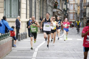 El centro de Pamplona ha sido el escenario de la VI Carrera Solidaria Navarra por ANFAS que impulsa cada año Laboral Kutxa y que en esta edición ha recaudado entre 15.000 y 16.000 euros.