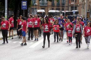 El centro de Pamplona ha sido el escenario de la VI Carrera Solidaria Navarra por ANFAS que impulsa cada año Laboral Kutxa y que en esta edición ha recaudado entre 15.000 y 16.000 euros.