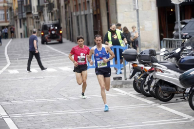 El centro de Pamplona ha sido el escenario de la VI Carrera Solidaria Navarra por ANFAS que impulsa cada año Laboral Kutxa y que en esta edición ha recaudado entre 15.000 y 16.000 euros.