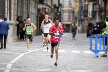 El centro de Pamplona ha sido el escenario de la VI Carrera Solidaria Navarra por ANFAS que impulsa cada año Laboral Kutxa y que en esta edición ha recaudado entre 15.000 y 16.000 euros.