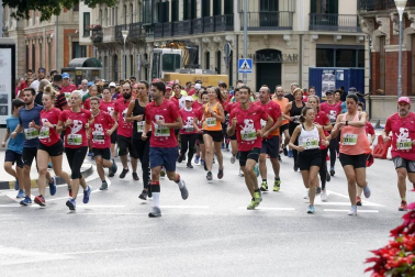 El centro de Pamplona ha sido el escenario de la VI Carrera Solidaria Navarra por ANFAS que impulsa cada año Laboral Kutxa y que en esta edición ha recaudado entre 15.000 y 16.000 euros.