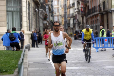 El centro de Pamplona ha sido el escenario de la VI Carrera Solidaria Navarra por ANFAS que impulsa cada año Laboral Kutxa y que en esta edición ha recaudado entre 15.000 y 16.000 euros.