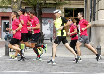 El centro de Pamplona ha sido el escenario de la VI Carrera Solidaria Navarra por ANFAS que impulsa cada año Laboral Kutxa y que en esta edición ha recaudado entre 15.000 y 16.000 euros.