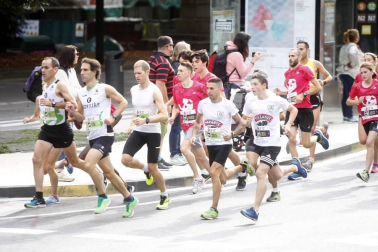 El centro de Pamplona ha sido el escenario de la VI Carrera Solidaria Navarra por ANFAS que impulsa cada año Laboral Kutxa y que en esta edición ha recaudado entre 15.000 y 16.000 euros.