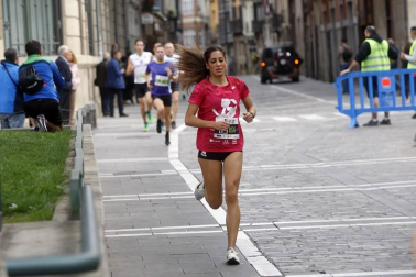 El centro de Pamplona ha sido el escenario de la VI Carrera Solidaria Navarra por ANFAS que impulsa cada año Laboral Kutxa y que en esta edición ha recaudado entre 15.000 y 16.000 euros.